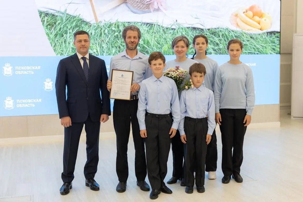 Андрей Медведев: Губернатор Псковской области показал всем, как выглядит нормальная выдача жилищного сертификата многодетным семьям Андрей Медведев: Губернатор Псковской области показал всем, как выглядит нормальная выдача жилищного сертификата многодетным семьям