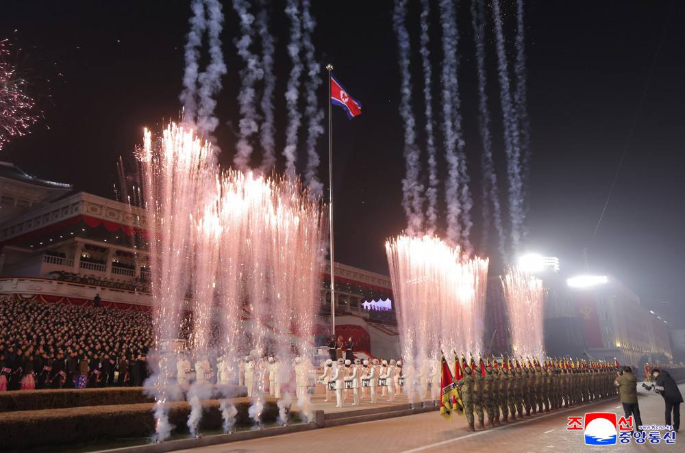 Ким Чен Ын с дочерью в парных образах посетили военный парад: Ким Чен Ын с дочерью в парных образах посетили военный парад: