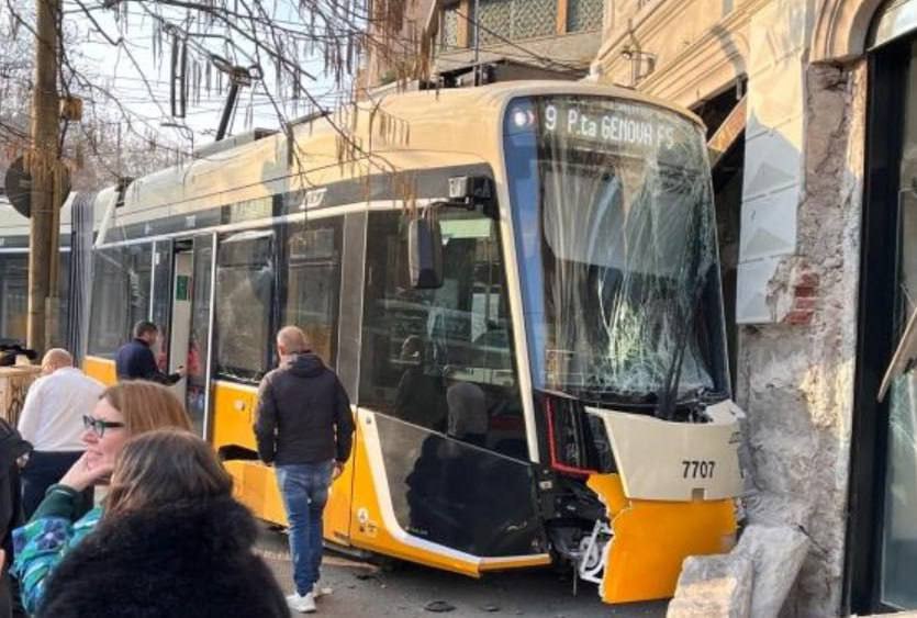 В Милане трамвай сошел с рельсов, два человека погибли, около 40 раненых, некоторые из них очень серьезно, сообщила газета La Repubblica В Милане трамвай сошел с рельсов, два человека погибли, около 40 раненых, некоторые из них очень серьезно, сообщила газета La Repubblica