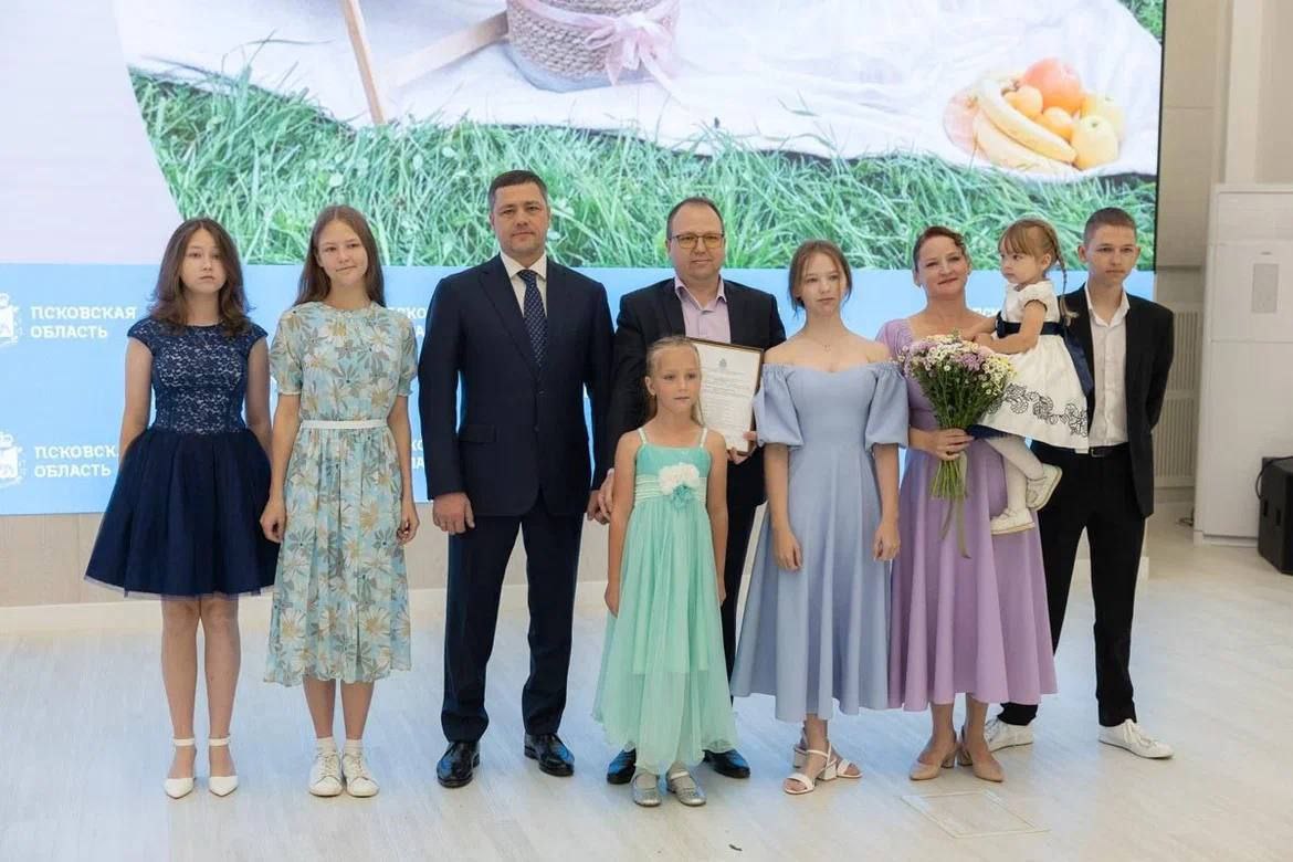 Андрей Медведев: Губернатор Псковской области показал всем, как выглядит нормальная выдача жилищного сертификата многодетным семьям