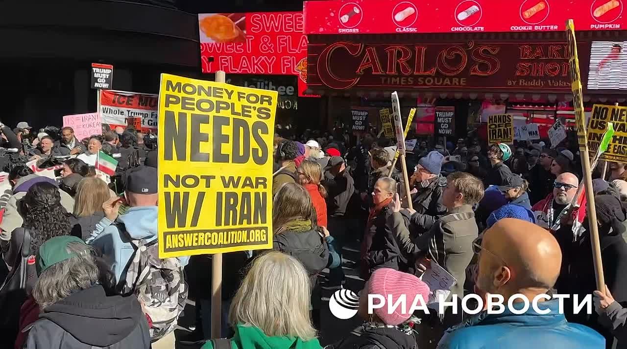 Сотни человек собрались в субботу на Таймс-сквер в Нью-Йорке на протест против военной операции США и Израиля в Иране, передает корреспондент РИА Новости