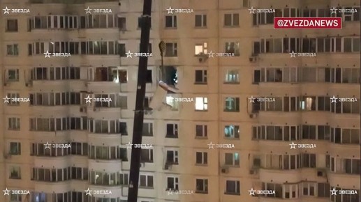 Бетонную плиту, которая повисла на фасаде после взрыва в московской многоэтажке, спустили на землю при помощи крана