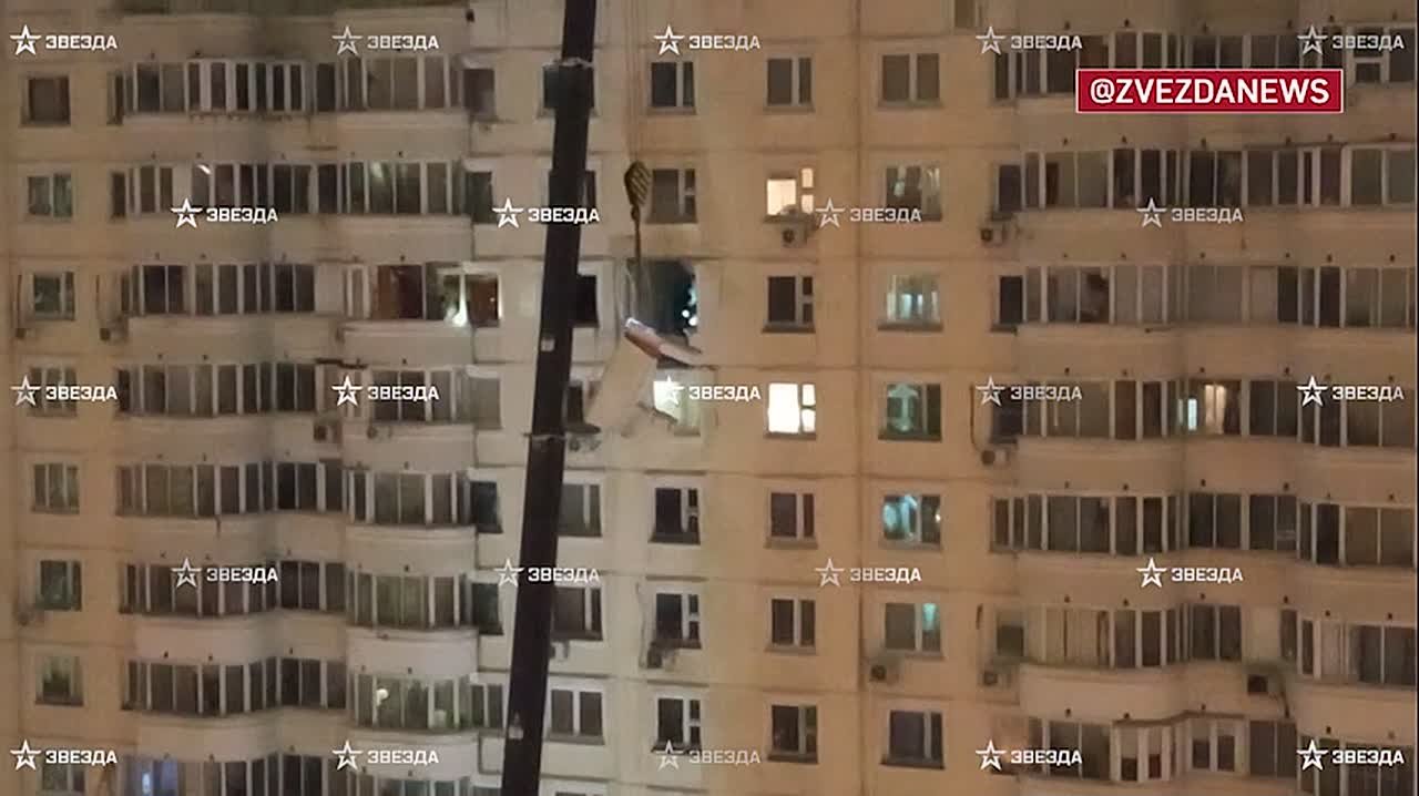 Бетонную плиту, которая повисла на фасаде после взрыва в московской многоэтажке, спустили на землю при помощи крана