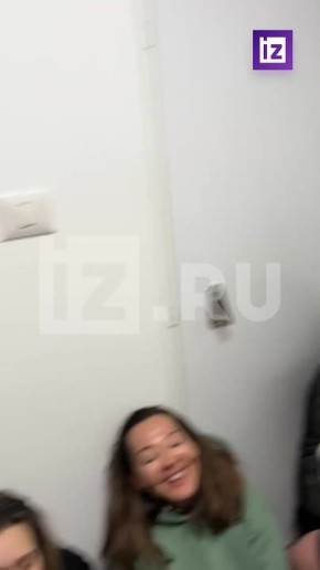 На кадрах "Известий" — видео из убежища в израильском Тель-Авиве