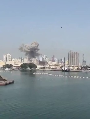 В соцсетях публикуют видео предполагаемых последствий удара по Центру обслуживания Пятого флота США в Бахрейне