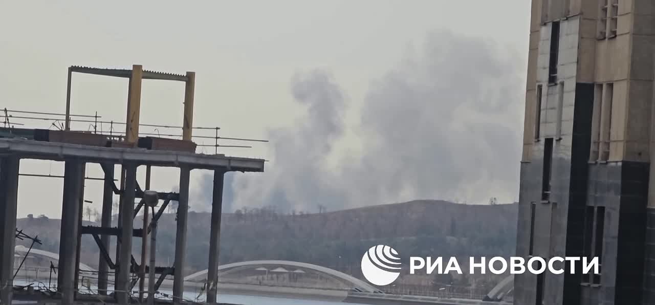 Дым поднимается над подвергшимся удару военным объектом к западу от Тегерана, передает корреспондент РИА Новости