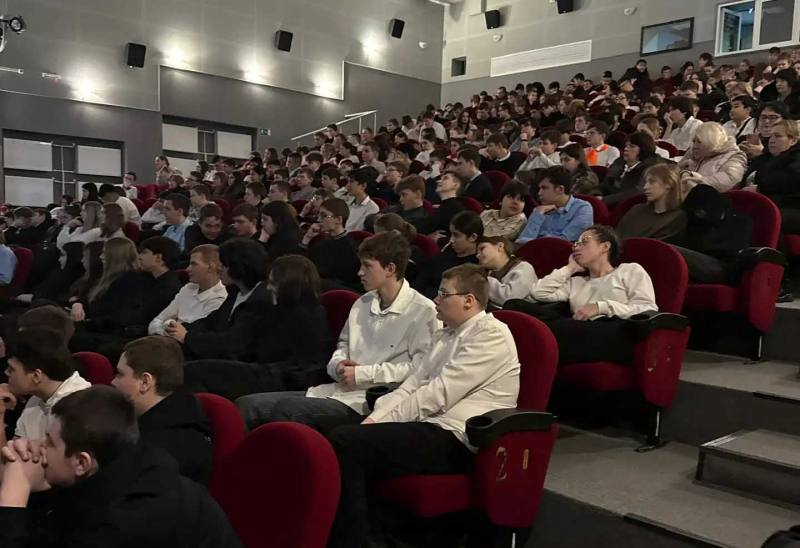 В Заокском районе сотрудник ЦПЭ провел профилактическую встречу со школьниками по вопросам противодействия экстремизму В Заокском районе сотрудник ЦПЭ провел профилактическую встречу со школьниками по вопросам противодействия экстремизму