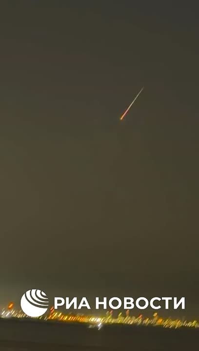 Россияне в Дубае стали свидетелями падающих обломков от ракет и поделились видео с РИА Новости