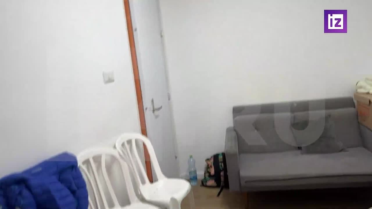 "Город затих, звучат сирены": одна из центральных улиц Тель-Авива опустела — люди массово перемещаются в бомбоубежища, сообщила "Известиям" журналист Елизавета Майская