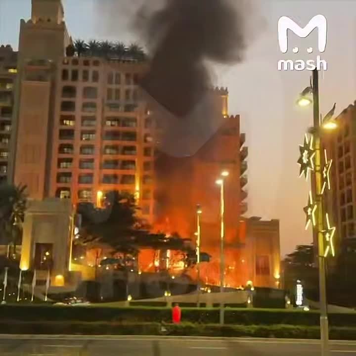 Сергей Колясников: ОАЭ. Падение сбитой иранской ракеты рядом с пятизвёздочным отелем Fairmont The Palm на искусственном острове "Пальма Джумейра"