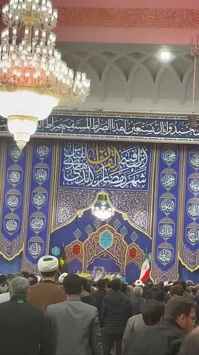 "Смерть Америке и Израилю": иранцы приходят в мечети, чтобы почтить память погибшего верховного лидера Али Хаменеи