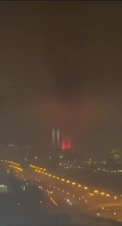 Пожар в дубайском порту вызван падением обломков ракет-перехватчиков, сообщили местные власти