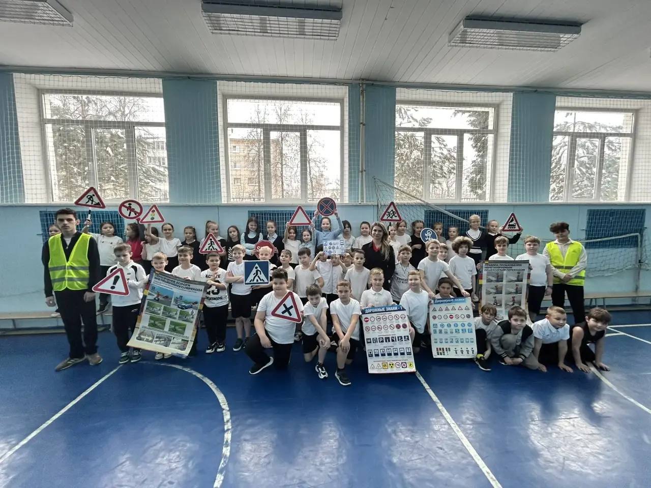 Сотрудники Новомосковской Госавтоинспекции Тульской области и юные инспекторы движения провели увлекательную эстафету "Юный пешеход."