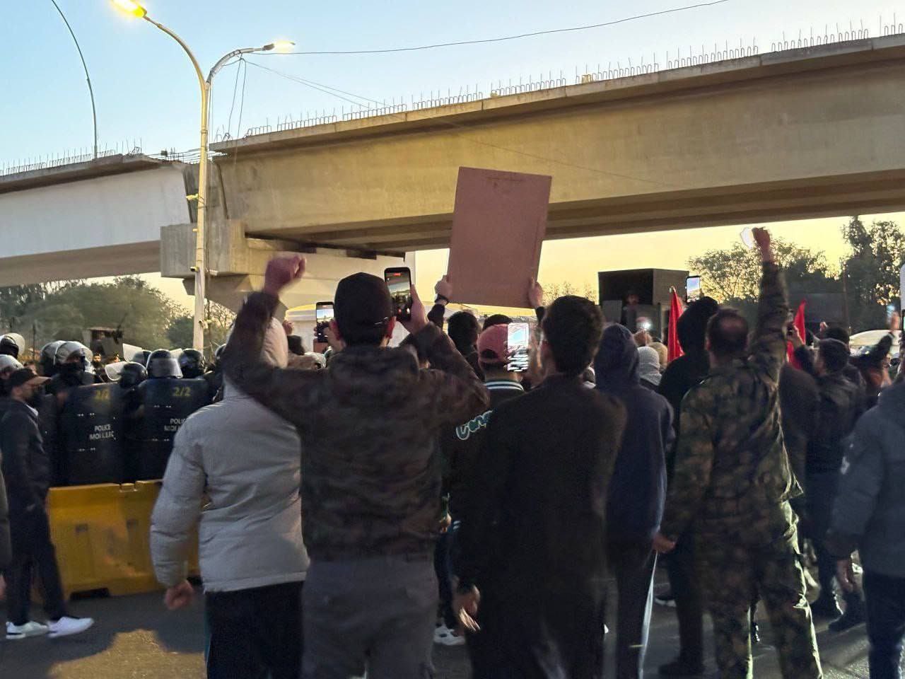 Демонстранты в Багдаде пытаются прорваться к посольству США, силовики применяют газ, сообщило иракское информационное агентство Shafaq Демонстранты в Багдаде пытаются прорваться к посольству США, силовики применяют газ, сообщило иракское информационное агентство Shafaq