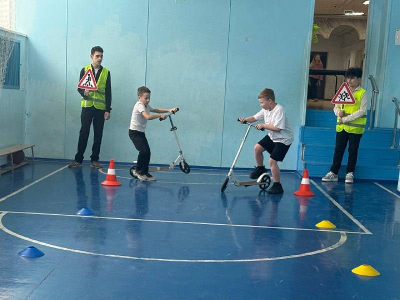 Сотрудники Новомосковской Госавтоинспекции Тульской области и юные инспекторы движения провели увлекательную эстафету "Юный пешеход." Сотрудники Новомосковской Госавтоинспекции Тульской области и юные инспекторы движения провели увлекательную эстафету "Юный пешеход."