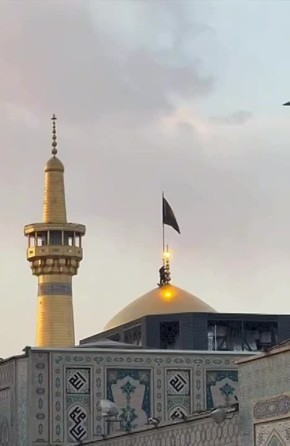 Траурный флаг водрузили над мечетью имама Резы в Мешхеде – родном городе погибшего верховного лидера Ирана Али Хаменеи, сообщила государственная телерадиокомпания Исламской Республики