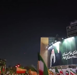 Атмосфера в Иране:. Митинг в Тегеране против американской агрессии на фоне ПВО, сбивающей летящие по городу ракеты