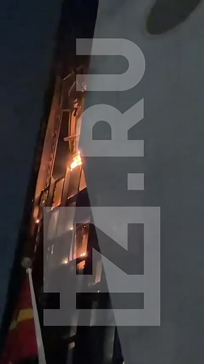 Кадры пожара в башне-парусе "Бурдж-эль-Араб" в Дубае публикуют "Известия"