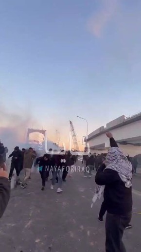 Крики, дым, трактор: столкновения перед посольством США начались в Ираке