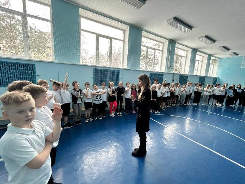 Сотрудники Новомосковской Госавтоинспекции Тульской области и юные инспекторы движения провели увлекательную эстафету "Юный пешеход." Сотрудники Новомосковской Госавтоинспекции Тульской области и юные инспекторы движения провели увлекательную эстафету "Юный пешеход."