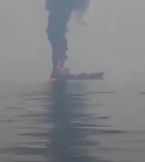 Кадры пожара на нефтяном танкере Skylight в водах Омана