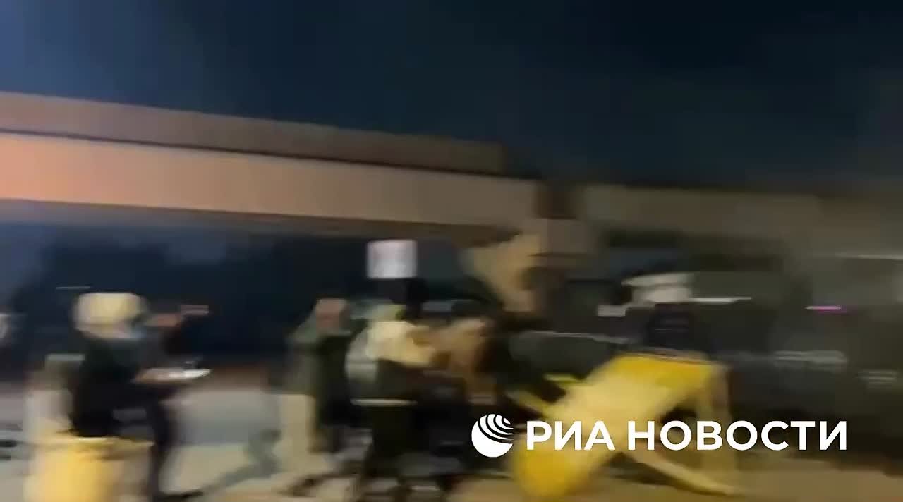 В Багдаде не прекращаются столкновения с полицией, протестующие пытаются прорваться к посольству США, передает корреспондент РИА Новости