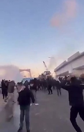 Демонстранты в Багдаде пытаются прорваться к американскому посольству