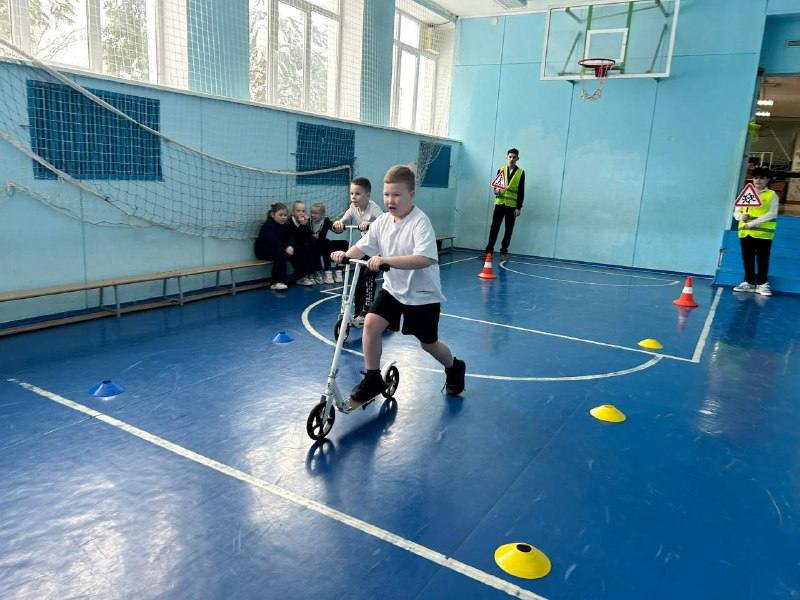 Сотрудники Новомосковской Госавтоинспекции Тульской области и юные инспекторы движения провели увлекательную эстафету "Юный пешеход." Сотрудники Новомосковской Госавтоинспекции Тульской области и юные инспекторы движения провели увлекательную эстафету "Юный пешеход."