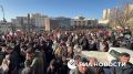 В центре Тегерана собираются люди, чтобы почтить память верховного лидера аятоллы Али Хаменеи, погибшего в результате авиаудара
