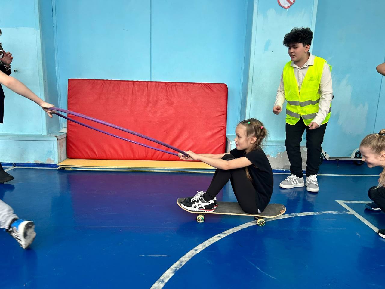 Сотрудники Новомосковской Госавтоинспекции Тульской области и юные инспекторы движения провели увлекательную эстафету "Юный пешеход." Сотрудники Новомосковской Госавтоинспекции Тульской области и юные инспекторы движения провели увлекательную эстафету "Юный пешеход."