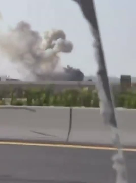 Сильный дым валит с Порт-Зайед в Абу-Даби