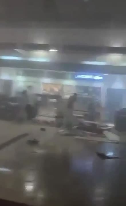 То ли пожар, то ли задымление: Аэропорт Дубая после прилета беспилотника