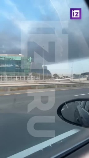 На кадрах — пожар, начавшийся в порту Джабаль-Али в Дубае после удара Ирана