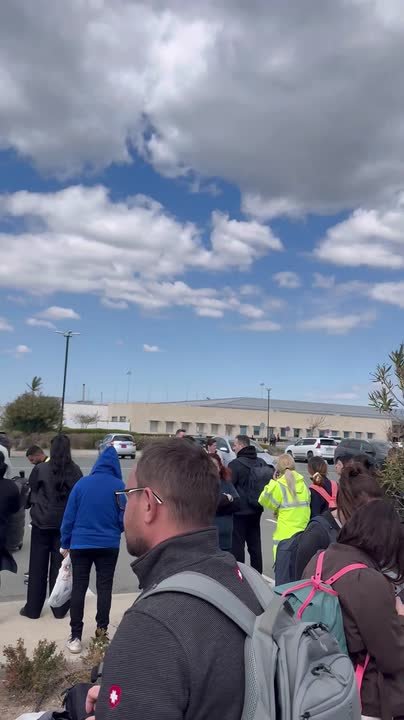 Тревога прозвучала во втором по величине кипрском аэропорте в городе Пафос, а также на базе британских ВВС на острове после того, как в воздушном пространстве обнаружили неизвестные объекты