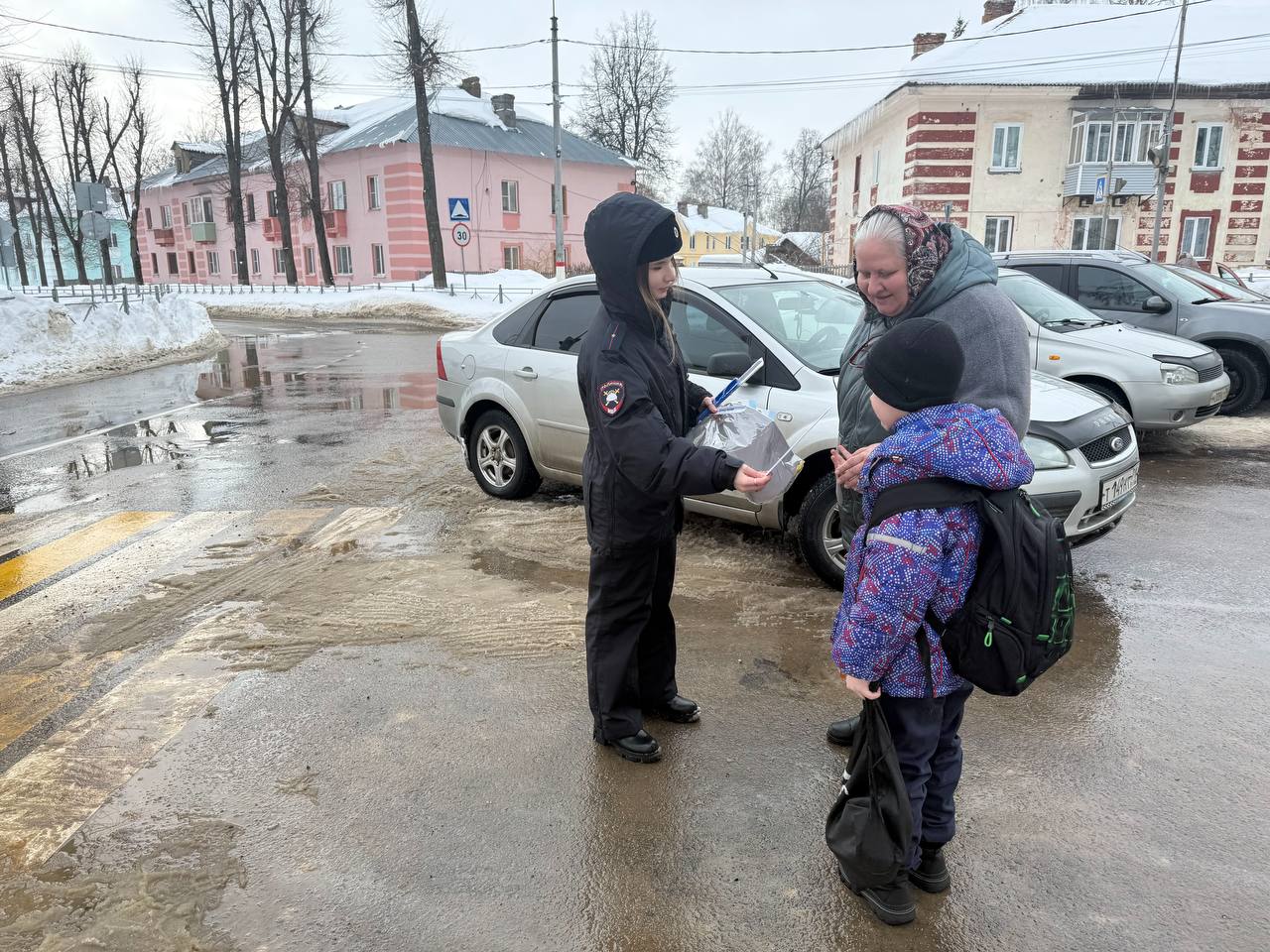 Сотрудники Щекинской Госавтоинспекции Тульской области провели профилактическую акцию "Внимание! Впереди пешеходный переход." Сотрудники Щекинской Госавтоинспекции Тульской области провели профилактическую акцию "Внимание! Впереди пешеходный переход."