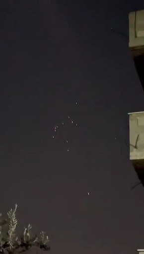 Иран запустил новый ракетный залп по Израилю, в Тель-Авиве слышны взрывы