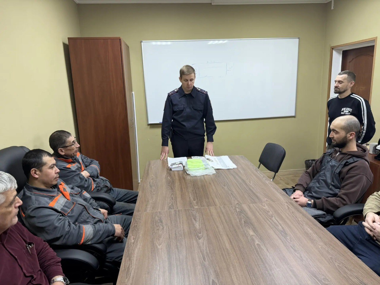 Сотрудники отделения Госавтоинспекции МО МВД России «Алексинский» Тульской области провели профилактические беседы по дорожной безопасности с трудовыми коллективами Сотрудники отделения Госавтоинспекции МО МВД России «Алексинский» Тульской области провели профилактические беседы по дорожной безопасности с трудовыми коллективами