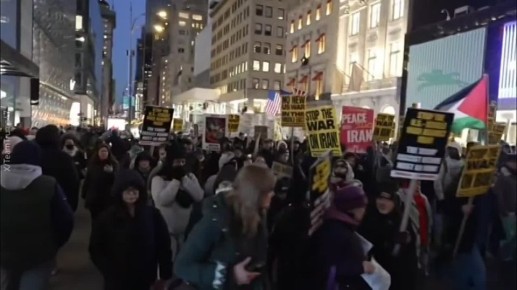Жители Нью-Йорка выходят на улицы, протестуя против войны с Ираном