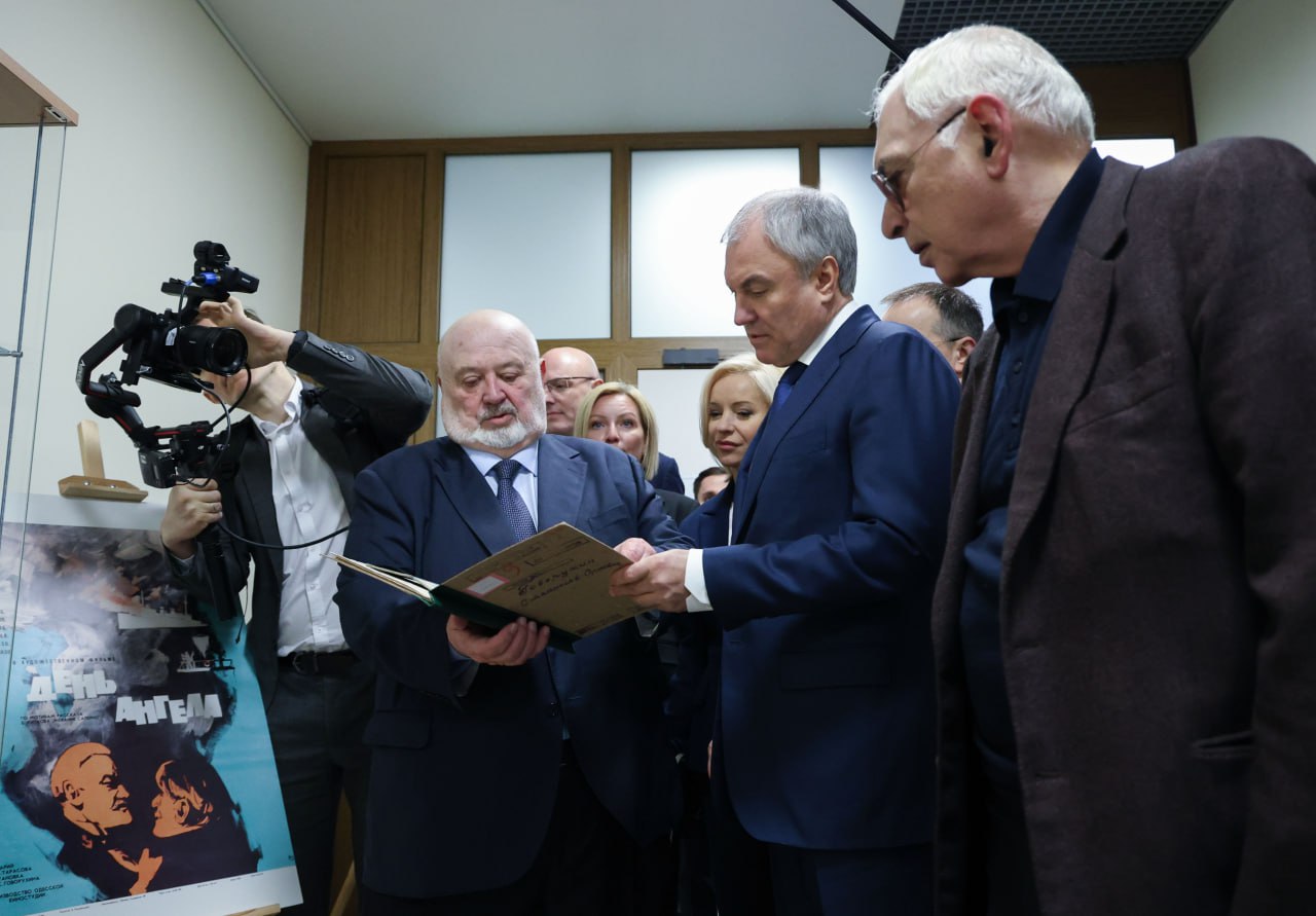 Председатель Госдумы Вячеслав Володин вместе с членами оргкомитета по увековечению памяти Станислава Говорухина осмотрел во ВГИКе выставку, посвященную жизни и творчеству кинорежиссера