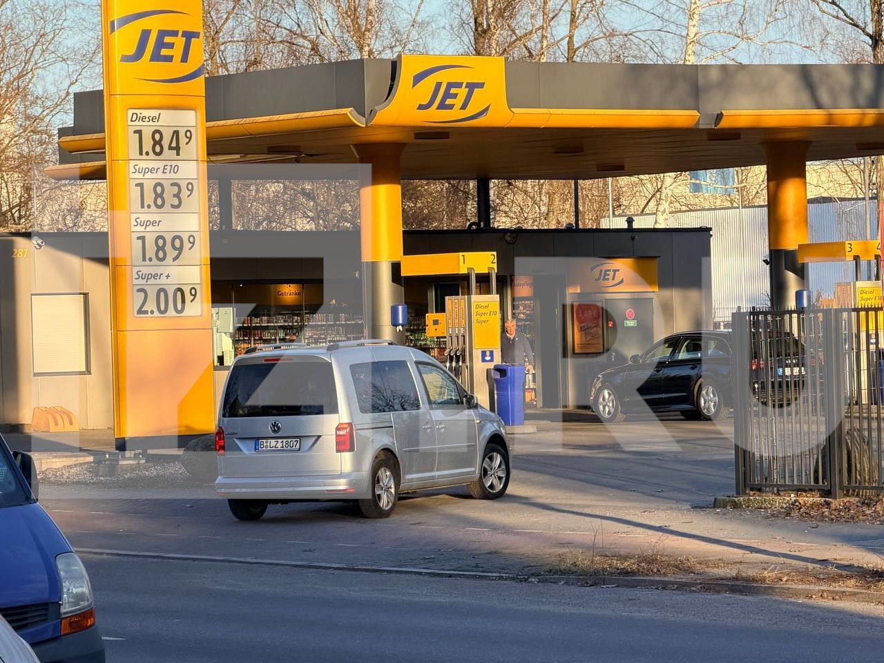 Почти на 20 евроцентов за два дня подорожал дизель на заправках в Берлине, превысив 2€ — цифры на табло АЗС меняются несколько раз в сутки из-за войны в Иране, сообщил корреспондент "Известий"