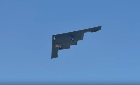 Американские бомбардировщики B-2 наносят удары по объектам КСИР в Иране, сообщает телеканал CBS