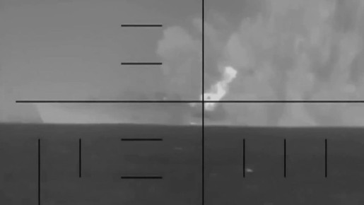 Кадры уничтожения иранского корабля торпедой показал Пентагон