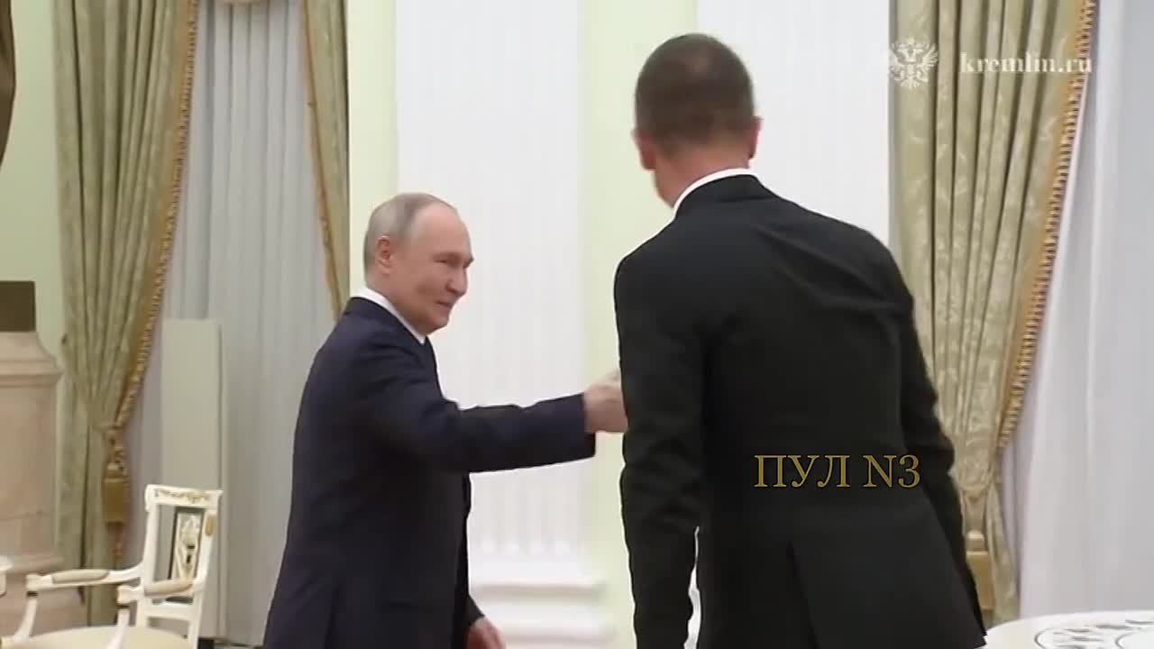 Путин принял в Кремле министра внешнеэкономических связей и иностранных дел Венгрии Петера Сийярто: