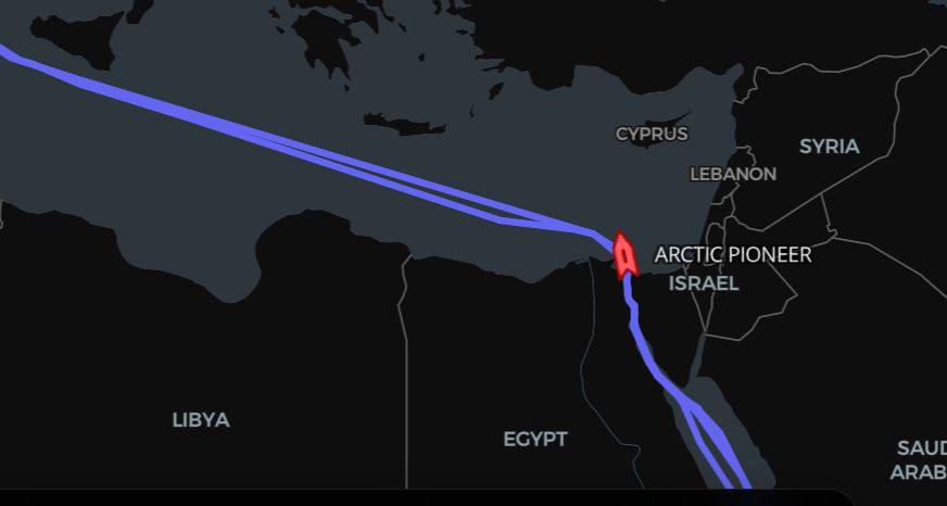 Олег Царёв: Ещё один российский газовоз Arctic Pioneer стоит на южном рейде Суэцкого канала после вчерашней атаки на танкер Arctic Metagaz, пишет издание GCaptain