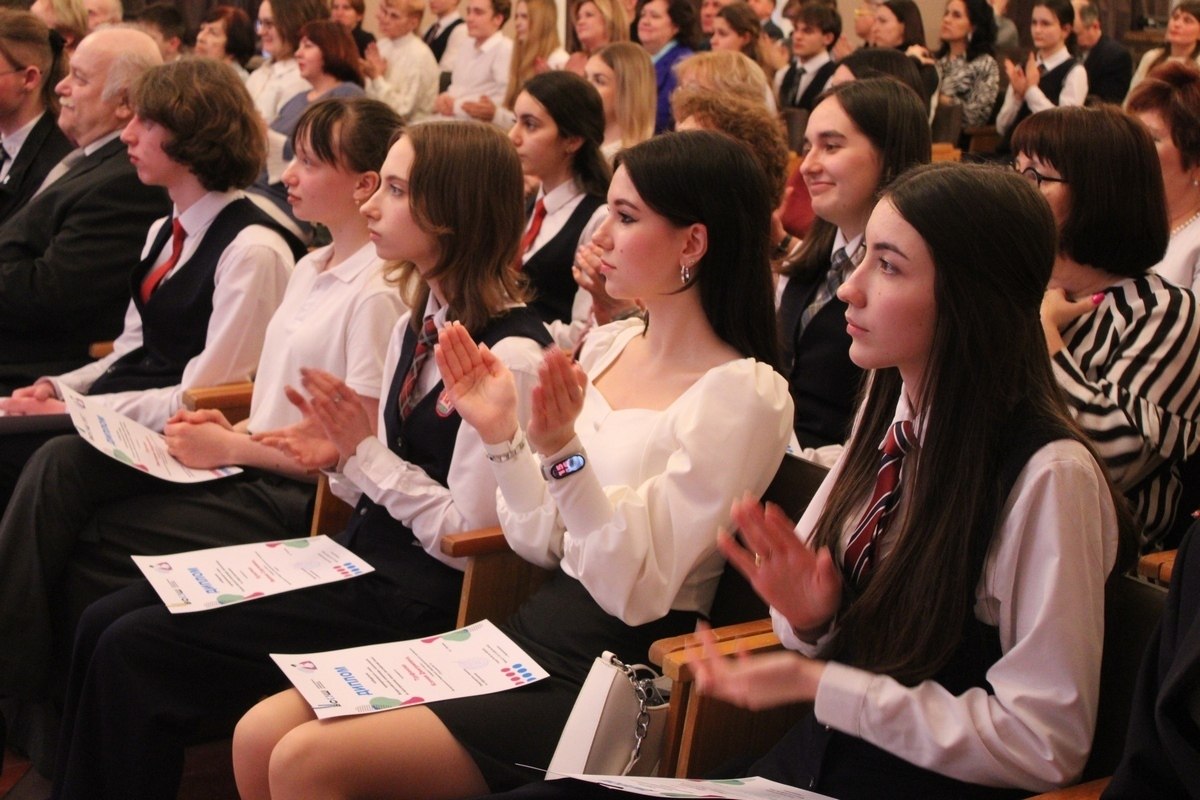 В Новомосковске наградили победителей муниципального этапа олимпиады школьников В Новомосковске наградили победителей муниципального этапа олимпиады школьников