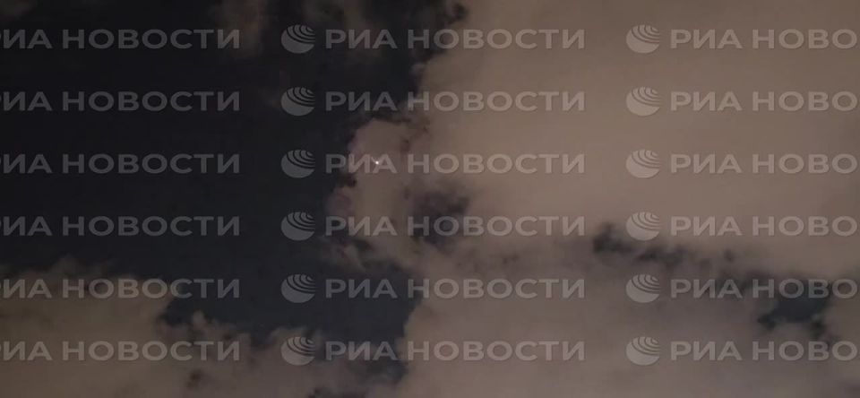 Сирены воздушной тревоги звучат в Тель-Авиве после очередной ракетной атаки со стороны Ирана, над городом прогремели взрывы