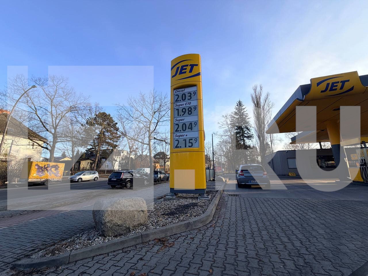 Почти на 20 евроцентов за два дня подорожал дизель на заправках в Берлине, превысив 2€ — цифры на табло АЗС меняются несколько раз в сутки из-за войны в Иране, сообщил корреспондент "Известий" Почти на 20 евроцентов за два дня подорожал дизель на заправках в Берлине, превысив 2€ — цифры на табло АЗС меняются несколько раз в сутки из-за войны в Иране, сообщил корреспондент "Известий"