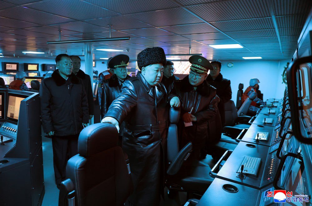 Лидер КНДР Ким Чен Ын посетил эсминец "Чвэ Хён" и Нампхоскую судостроительную верфь, сообщает ЦТАК Лидер КНДР Ким Чен Ын посетил эсминец "Чвэ Хён" и Нампхоскую судостроительную верфь, сообщает ЦТАК