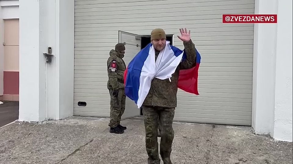 Кадры с вернувшимися из плена российскими военнослужащими