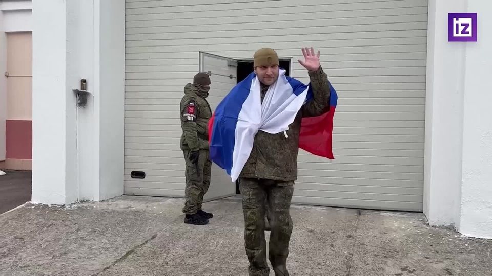 "Ура": кадры с вернувшимися из плена российскими военнослужащими показало Минобороны РФ